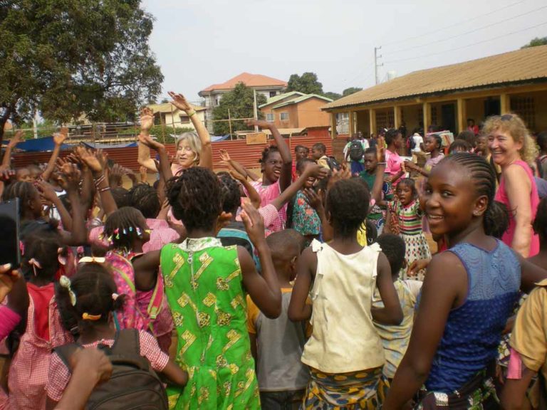 Des dons pour l'orphelinat Hakuna Matata en Guinée